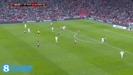 2018 赛季：红袜队穆奇·贝兹（Mookie Betts）达成单季打击率、本垒打与金手套三冠